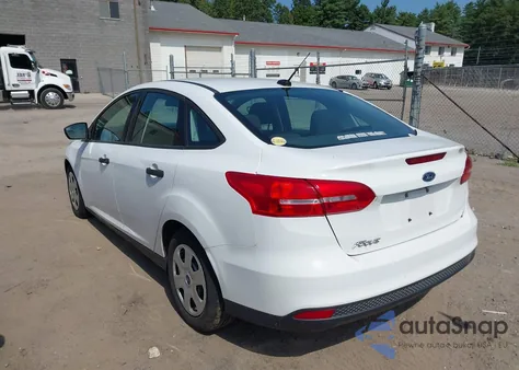 2015 Ford Focus S из США, поврежденный, VIN 1FADP3E2XFL303695